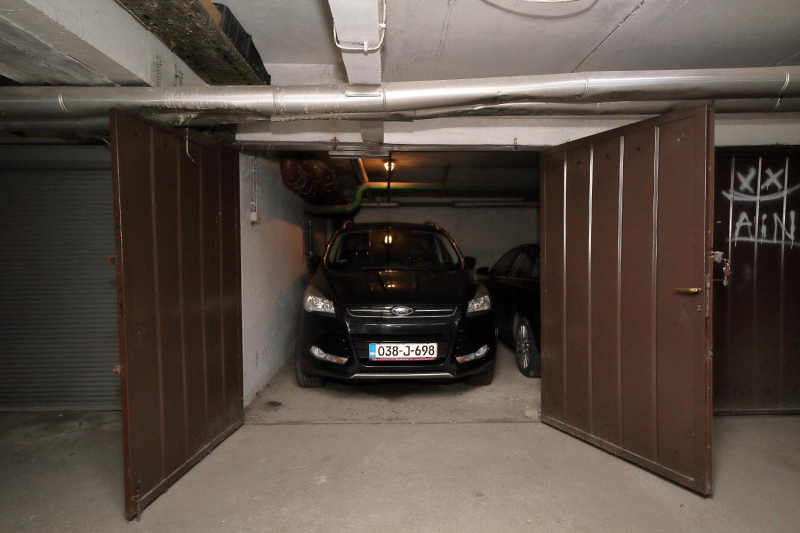 Franca A2-Parking Garage Apartment Sarajevo Bagian luar foto